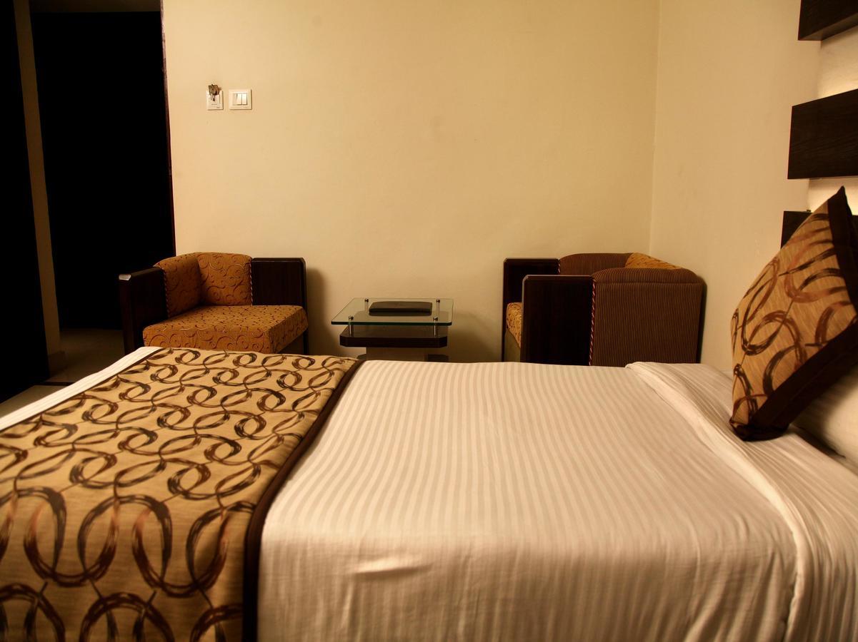 Oyo 905 Galaxy View Hotel Prayagraj Exterior foto