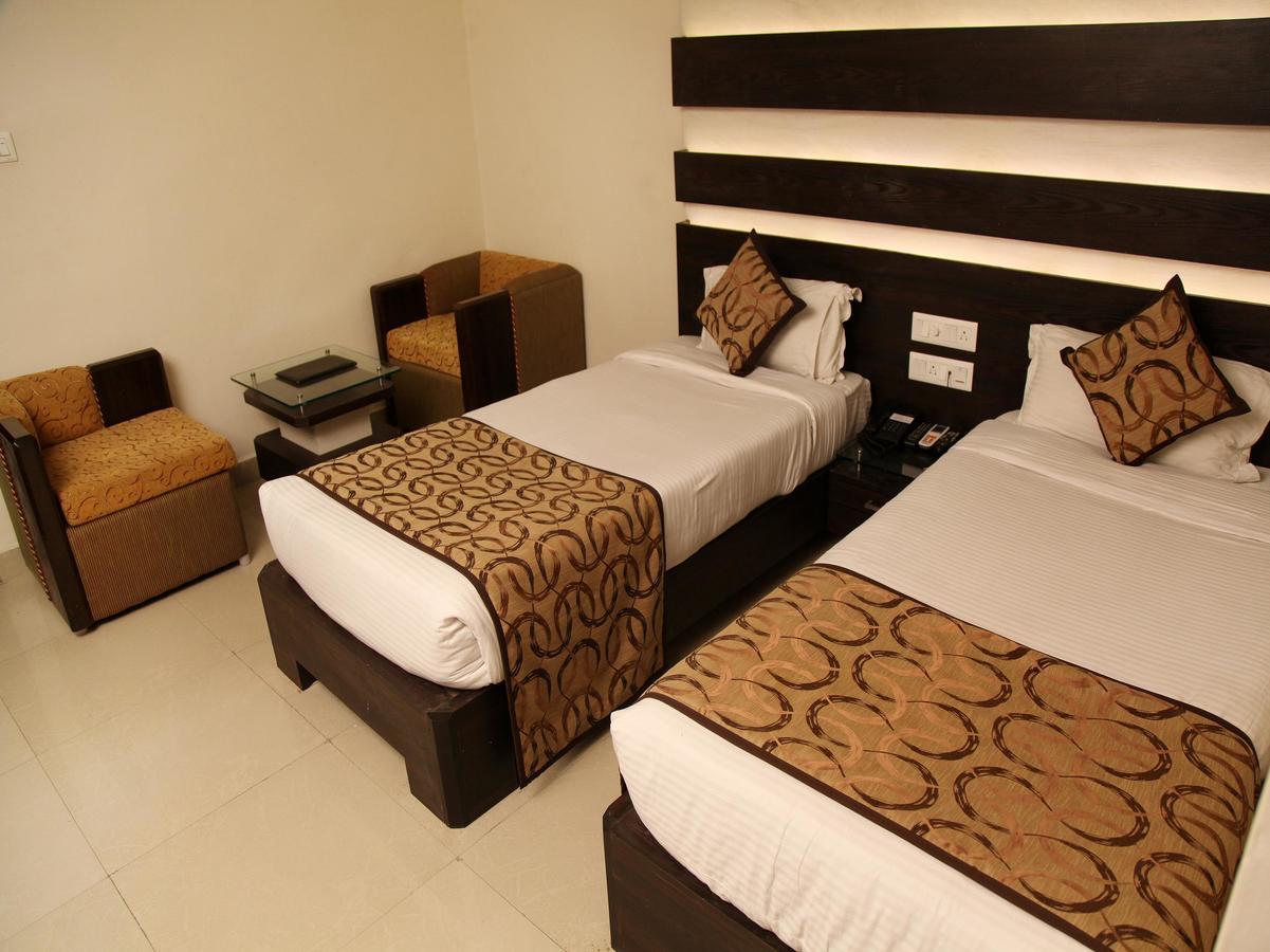 Oyo 905 Galaxy View Hotel Prayagraj Exterior foto