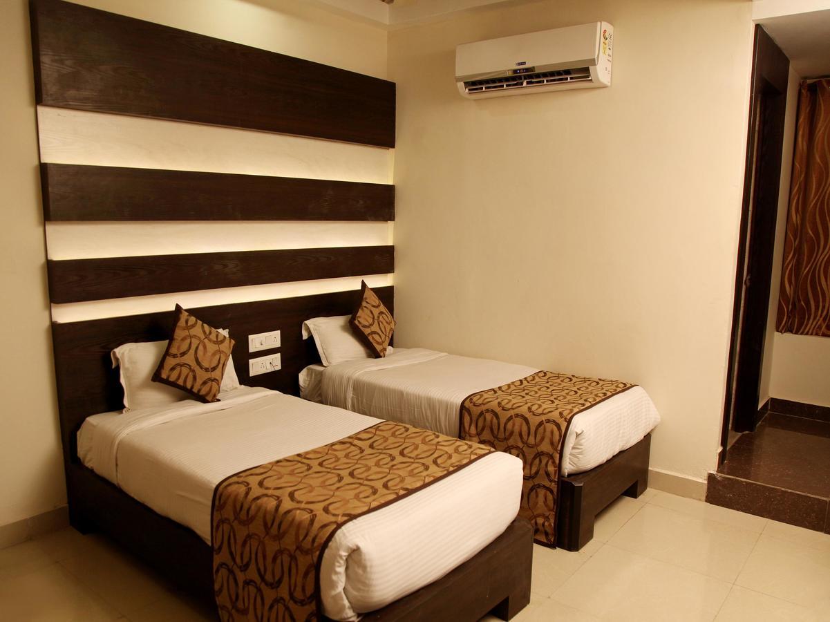 Oyo 905 Galaxy View Hotel Prayagraj Exterior foto